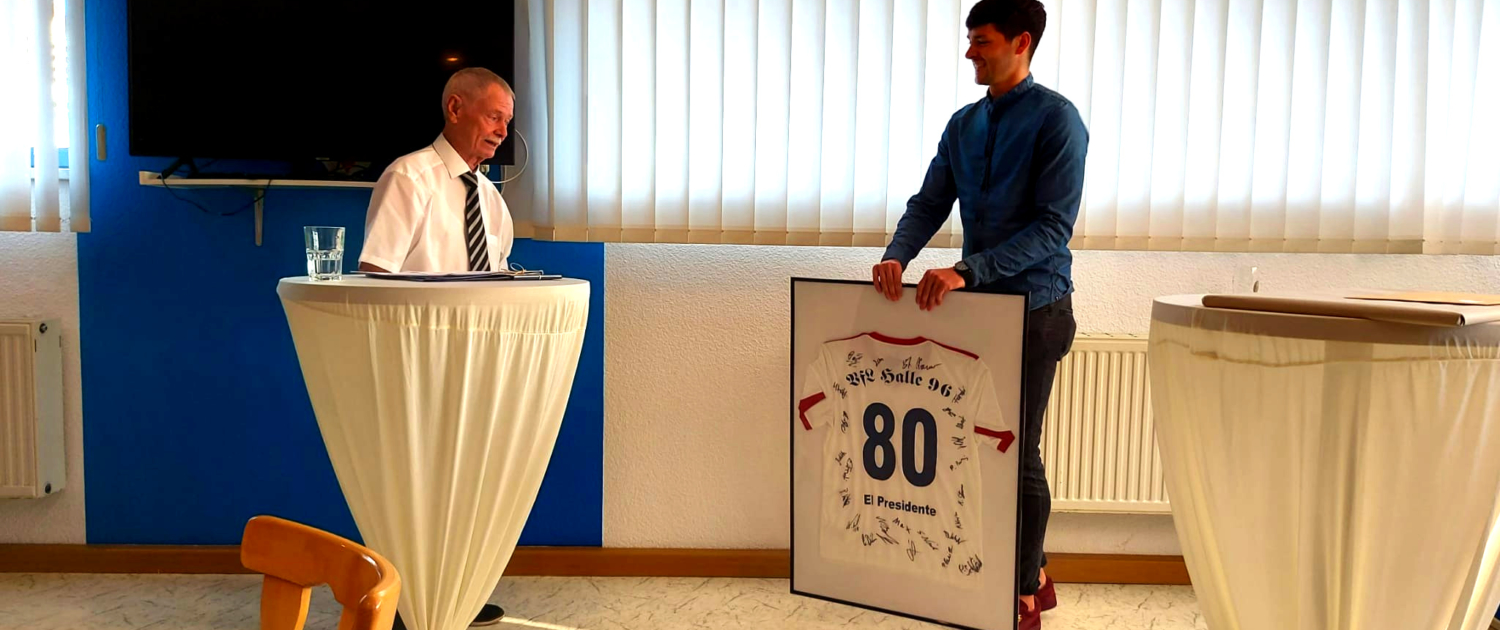 Arnold Schunke überreicht Präsident Frank Sänger ein signiertes Trikot 